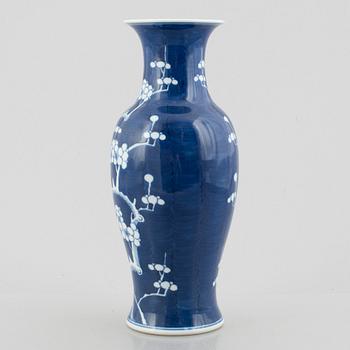 A Chinese porcelain dragon bowl, Qing dynasty, 19th century, and a blue and white porcelain vase, China, 20th century.