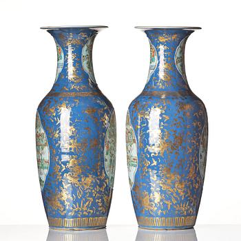 A pair of gilded famille verte vases, late Qing dynasty, 19th Century.