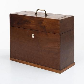 A mahogany-veneered box with glass bottles, around 1800.