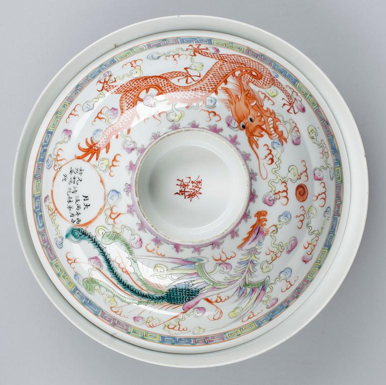 SKÅLFAT MED LOCK, porslin, Kina 1900-tal.