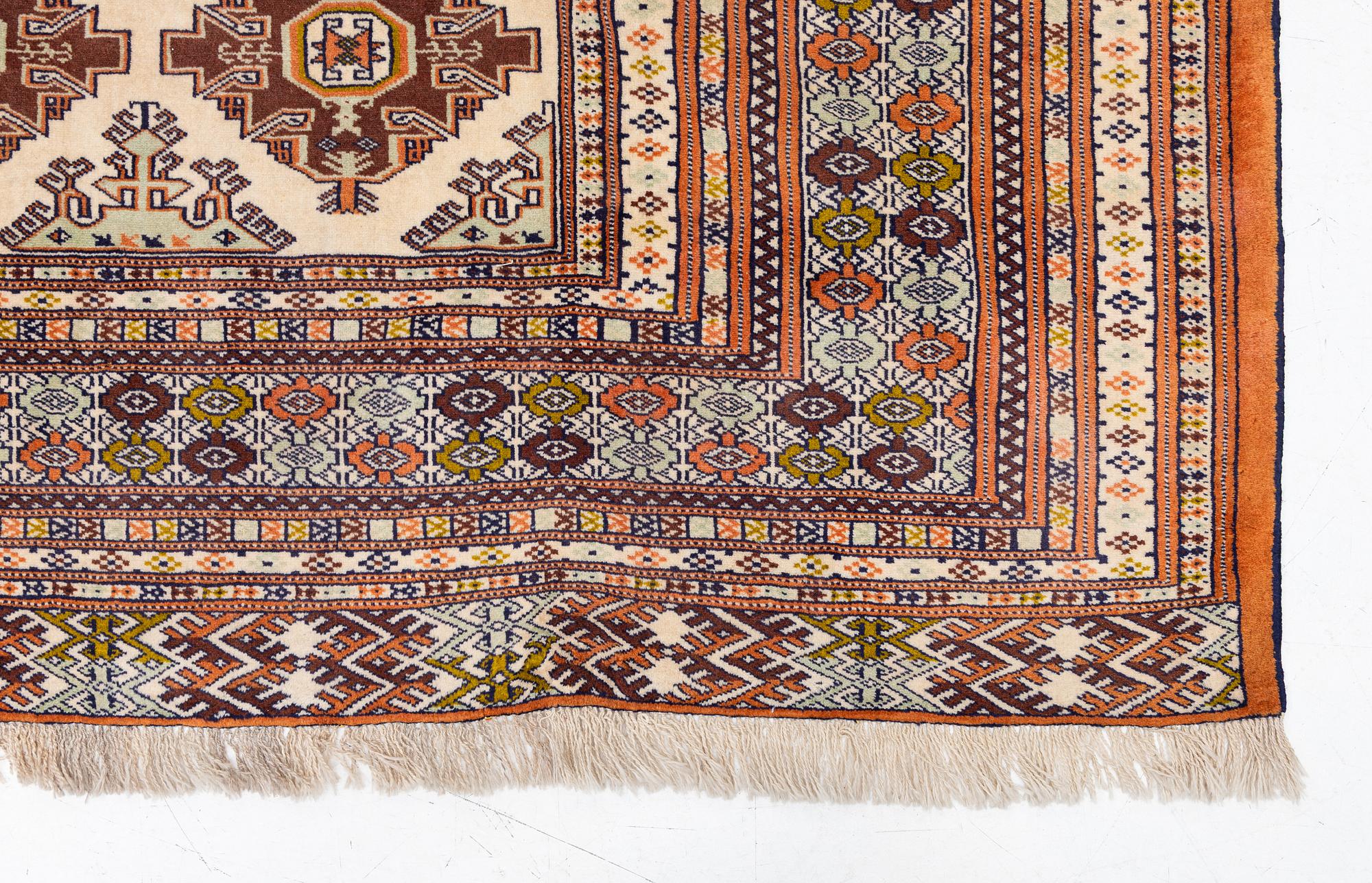 Carpet, Turkmen, approx. 386 x 294 cm.