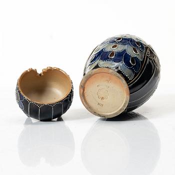 Mark Marshall, tillskriven, urna med lock, stengods, Doulton Lambeth, England, omkring 1900.