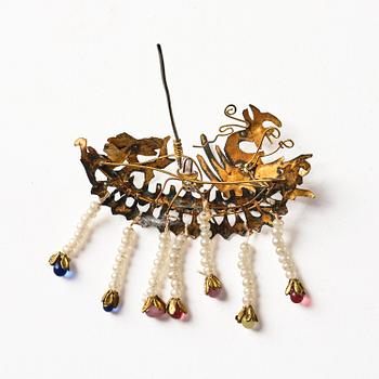Hårprydnader, silver, emalj och kingfisherfjädrar. Qingdynastin, 1800-tal.