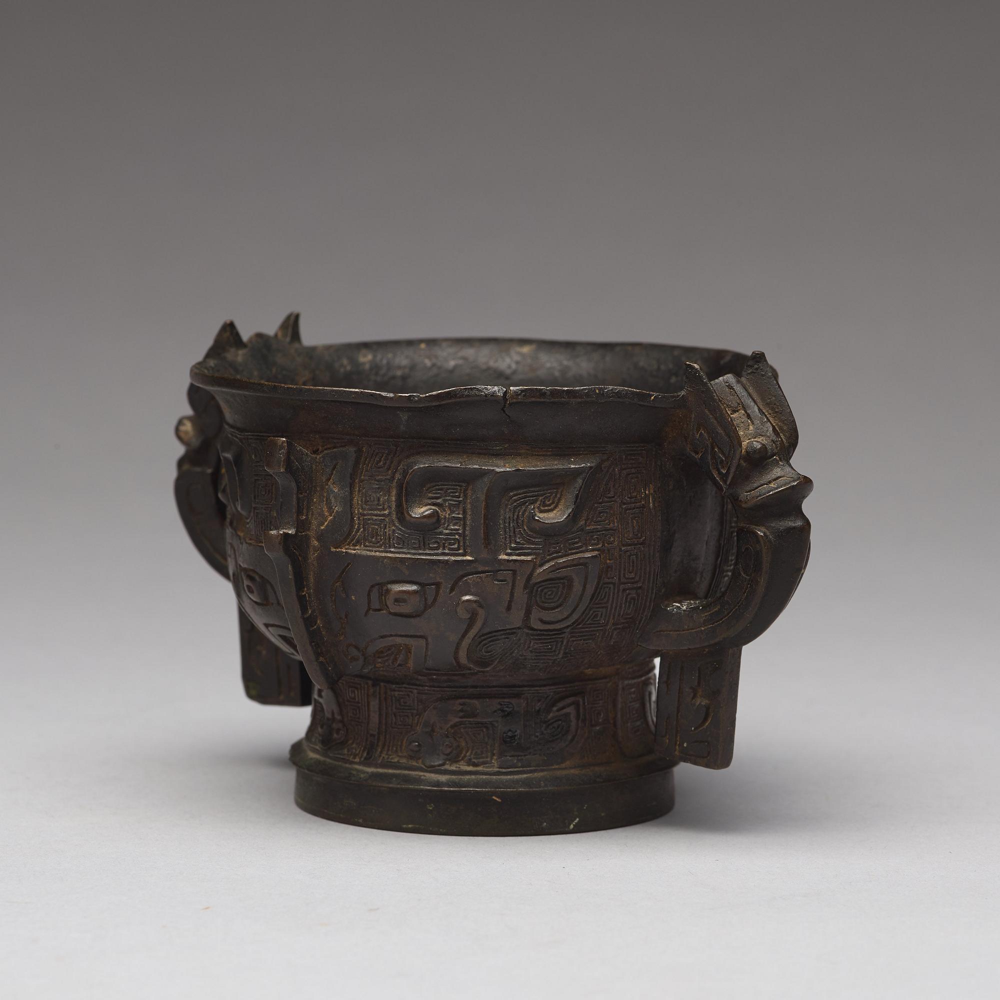 RÖKELSEKAR, brons. Arkaiserande troligen Mingdynastin.