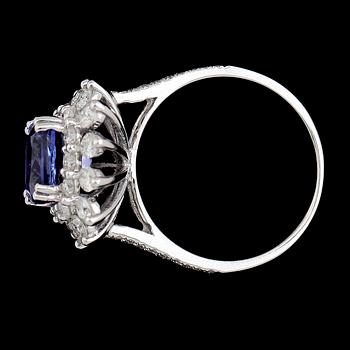 RING, 18K vitguld, diamanter tot ca 1.03 ct, tanzanit ca 2.45 ct.