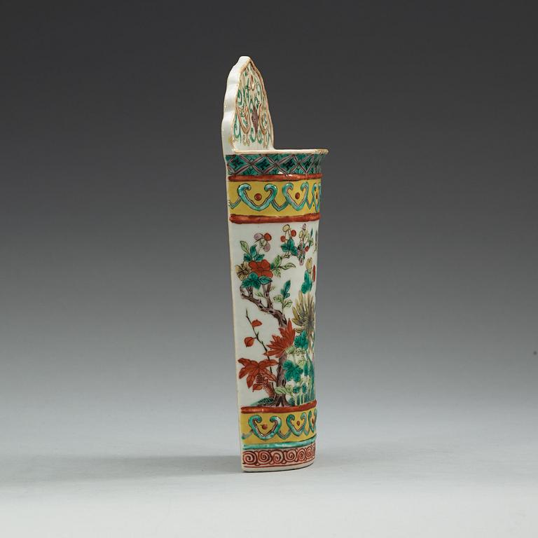 A famille verte wall vase, late Qing dynasty, 19th Century.