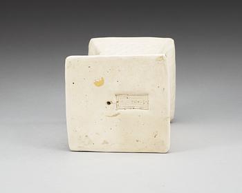 KUDDE, keramik. Song/Jin dynasty. Med sigillmärken med namnet på en familj samt årtal på kortsidorna.