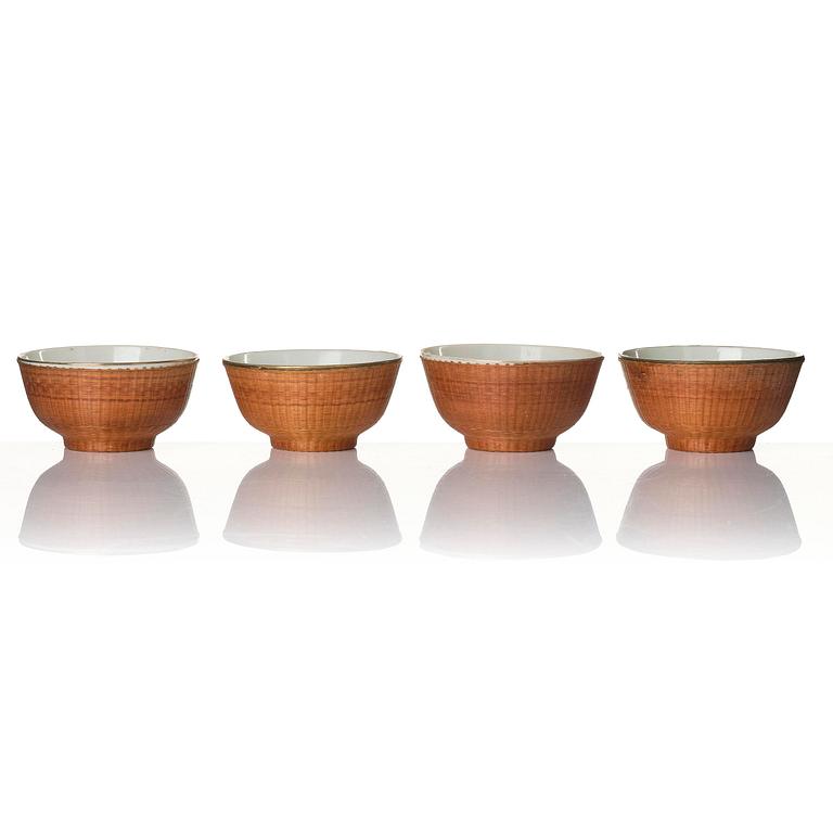 Skålar, 11 stycken porslin och korgflätning, omkring 1900.