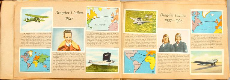 ALBUM, 2 st med bokmärken resp samlarbilder, 1900-talets första hälft.