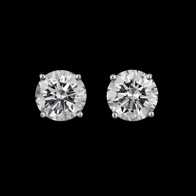 ÖRHÄNGEN med diamanter tot. 2.60 ct. Kvalité F/VVS2, very good cut.
