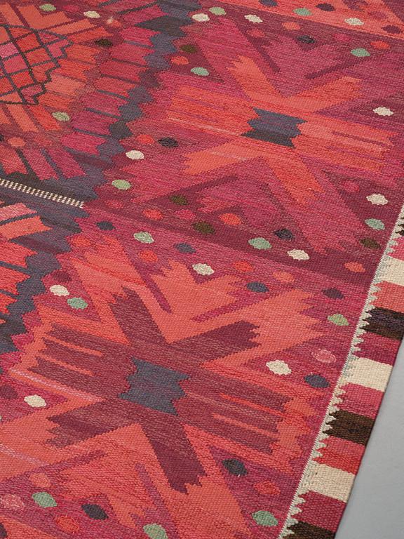 Barbro Nilsson, Matto, "Nejlikan röd", flat weave, ca 320-323 x 251 cm, signed AB MMF BN.