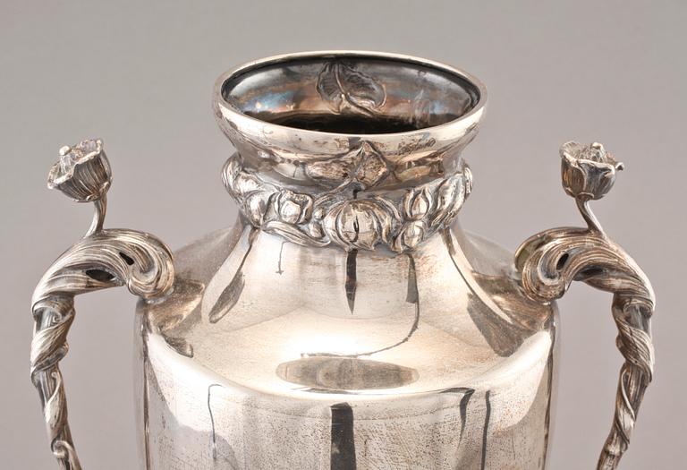 HÄNKELVASER, ett par, silver, C G Hallberg, Stockholm, 1907.