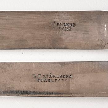 A pair oft blue and white armorial knives, Qing dynasty, Qianlong (1736-95).