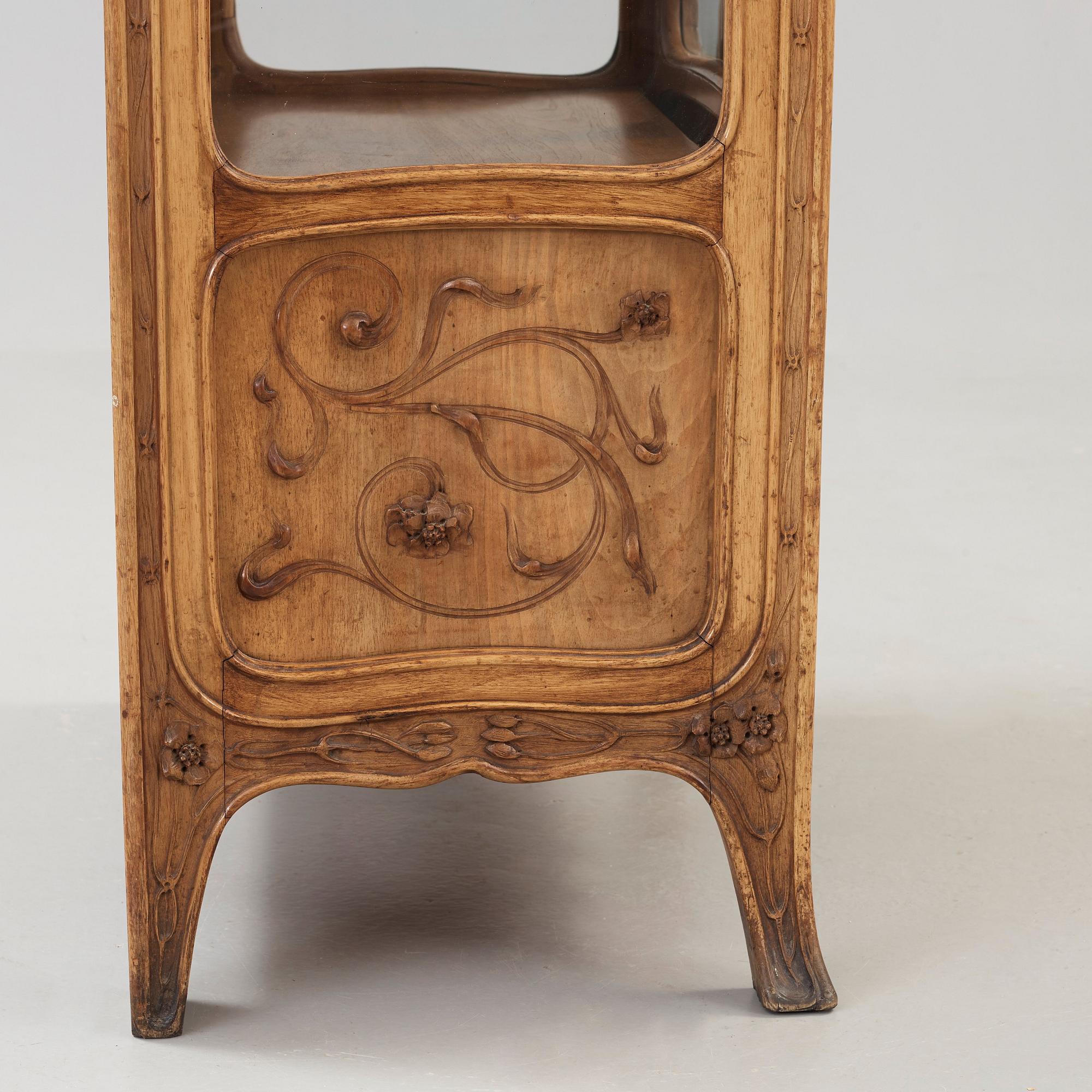 An Art Nouveau mahogany show case cabinet, for Myrstedt & Stern, Stockholm, Sweden ca 1900.
