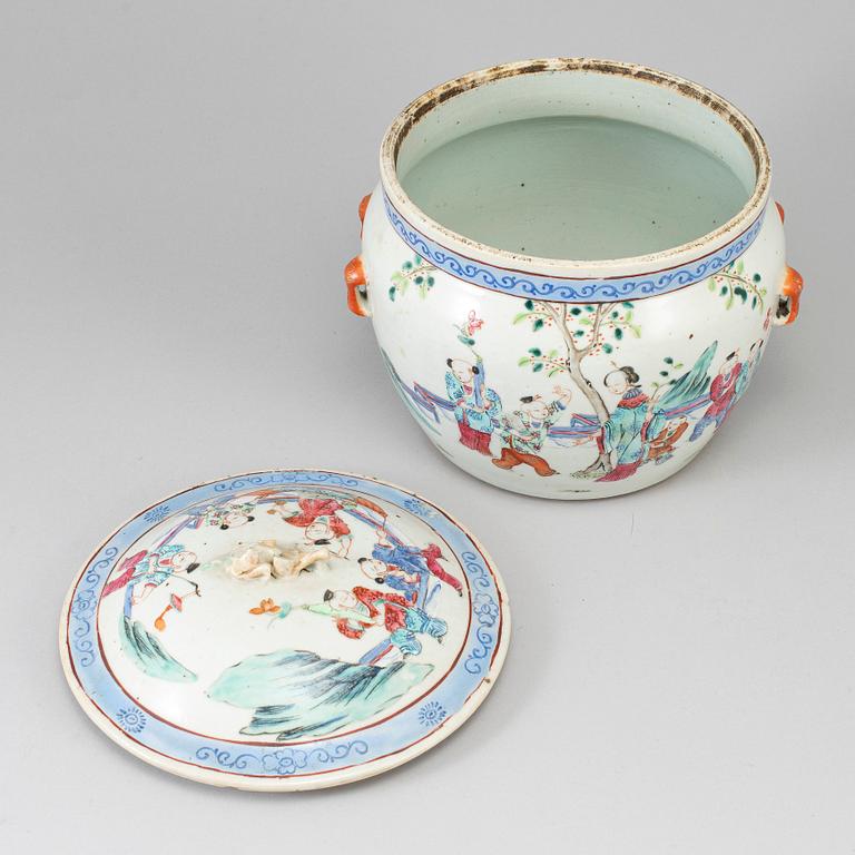 URNA med LOCK, porslin. Qingdynastin, sent 1800-tal.