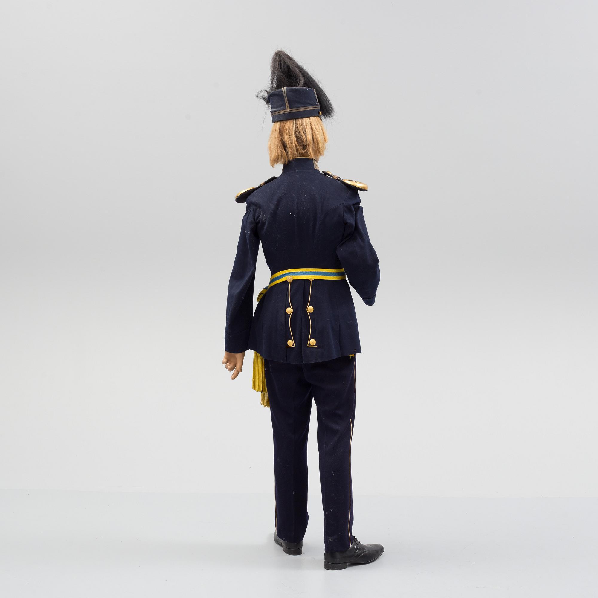 A mannequin with a Swedish military uniform m/1886 for officer of Värmland Regiment.