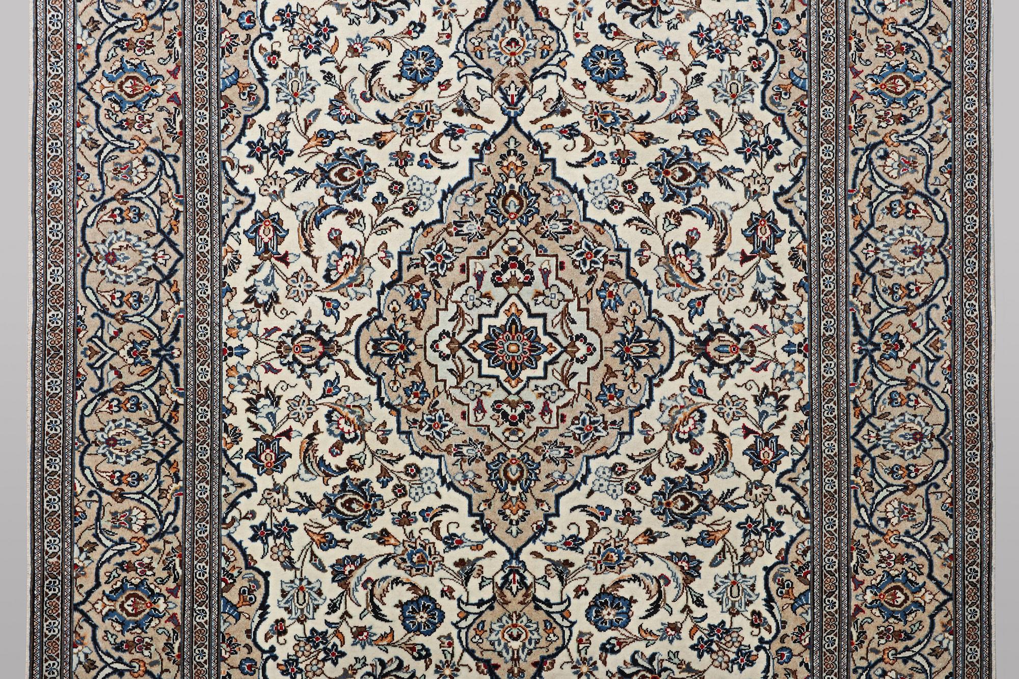 A carpet, Kashan, ca 290 x 193 cm.