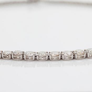 A line necklace with 104 brilliant cut diamonds total carat weight circa 25.44 cts. Quality circa G-H/VS-SI.