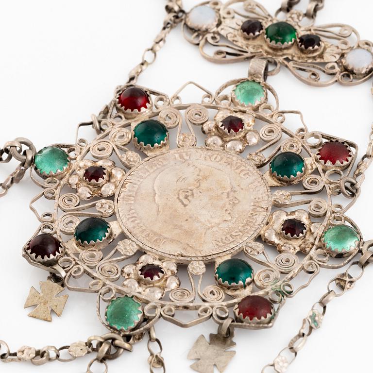 Dräkt/brudsmycke. Silver med mynt.