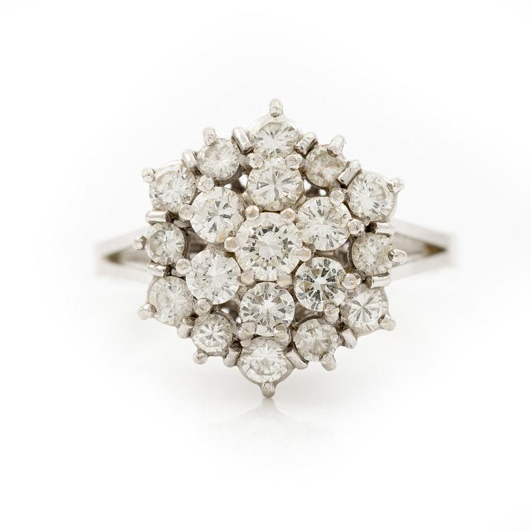 Ring 18K white gold set with brilliant-cut diamonds.