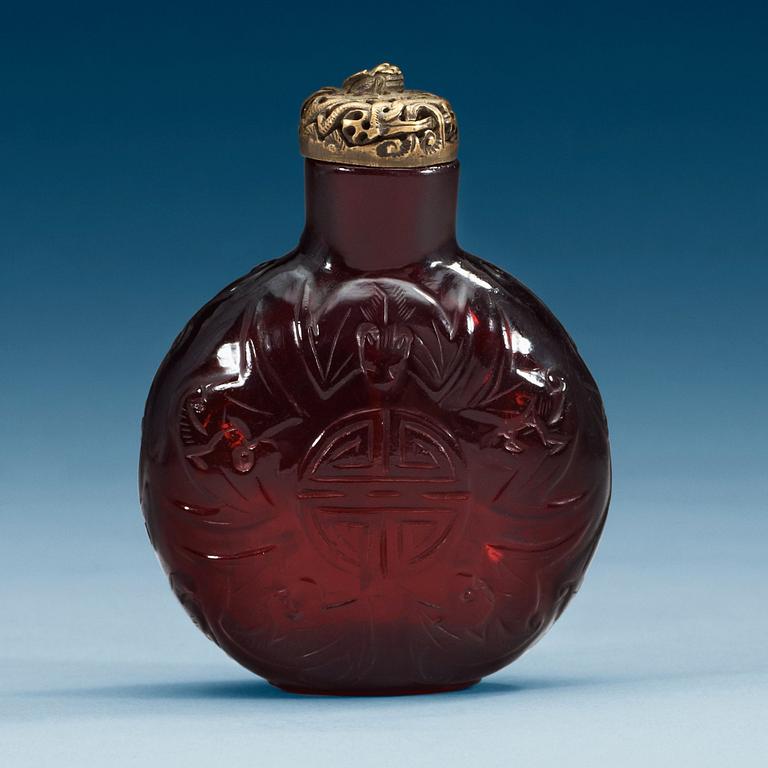 A large red sculptured peking glass snuff bottle with stopper, presumably around 1900.