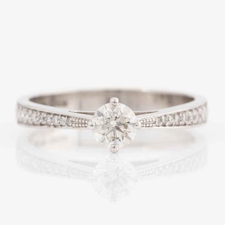Ring, 18K vitguld med briljantslipad diamant, medföljande GIA dossier.
