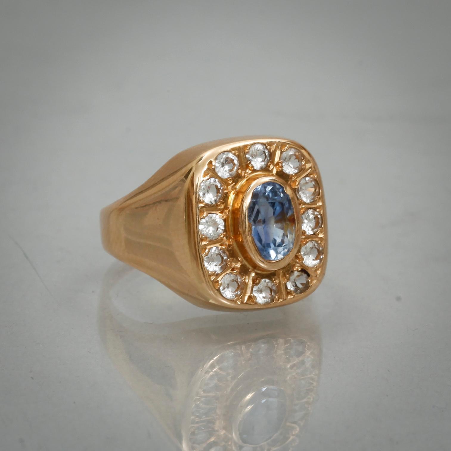 RING, 18k guld med fasettslipade vita safirer samt blå safir. Vikt 6,3 g.