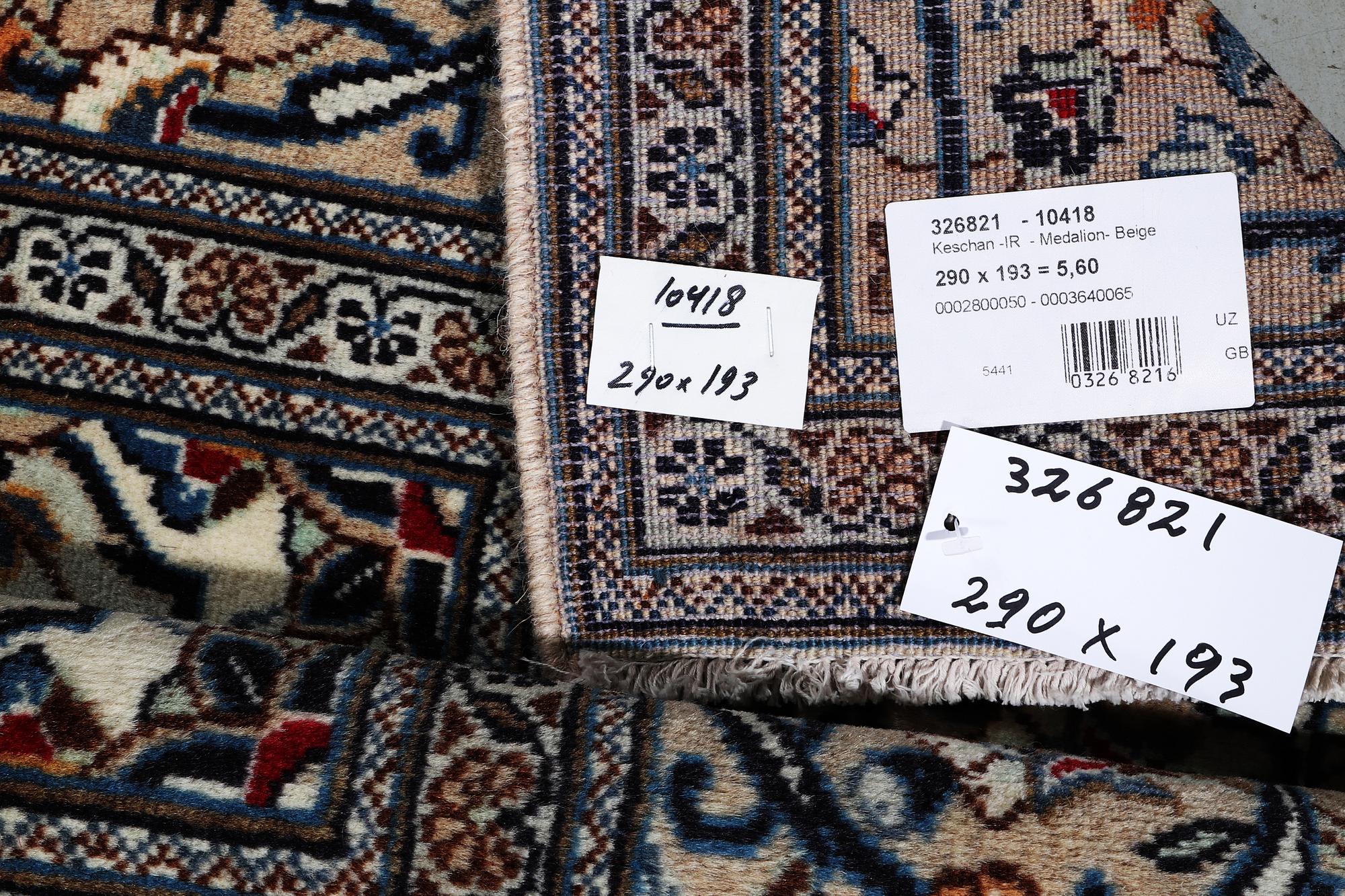 A carpet, Kashan, ca 290 x 193 cm.