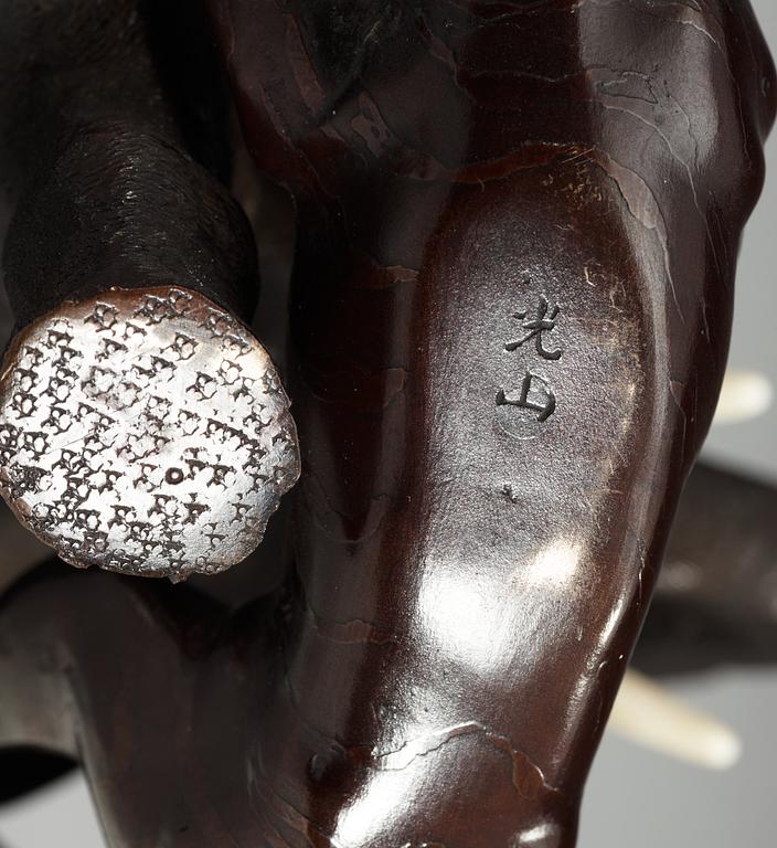 SKULPTUR, patinerad brons och ben. Japan ca 1900.