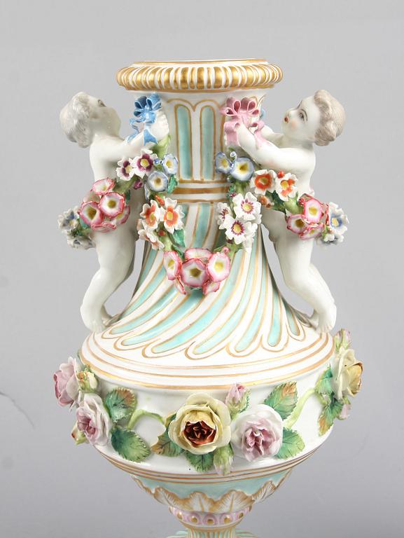 URNOR, ett par, porslin, Meissen, 1900-talets första hälft.