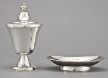 SOCKERSKÅL, silver, CG Hallström, Stockholm, 1939 samt FAT, silver, T Kullander, Borås, 1945. Tot vikt 315 g.