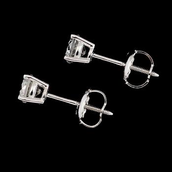 ÖRHÄNGEN, 1 par, 14K vitguld, briljantslipade diamanter tot ca 0.63 ct.