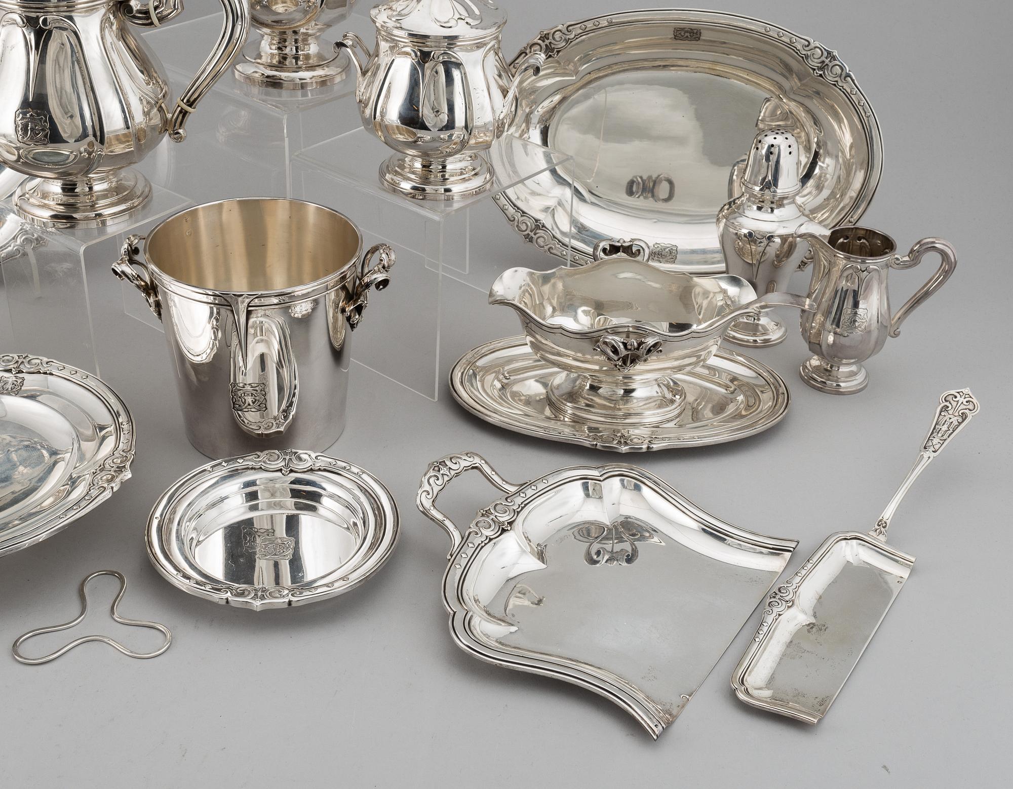 A French 20th century silver 950/1000 service, marked EC, Paris.