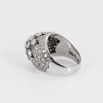 RING med en oval fasettslipad rubin samt briljant- och åttkantslipade diamanter.