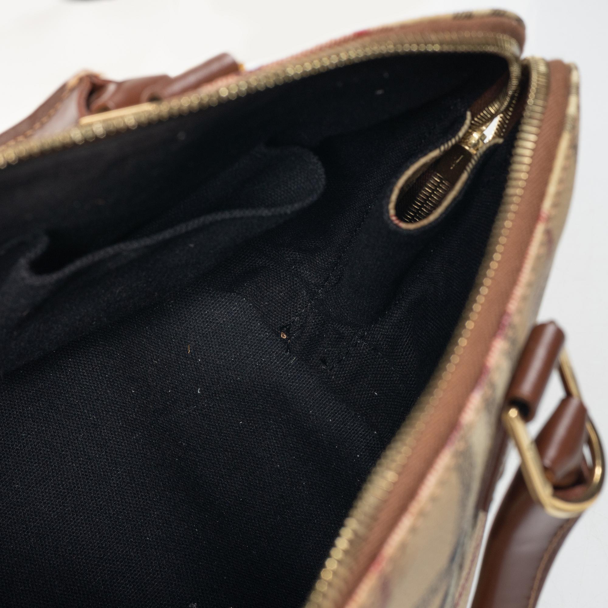 Burberry, väska samt plånbok.