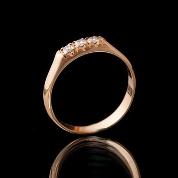 RING, 14K guld, briljantslipade diamanter. Vikt ca 2,4 g.