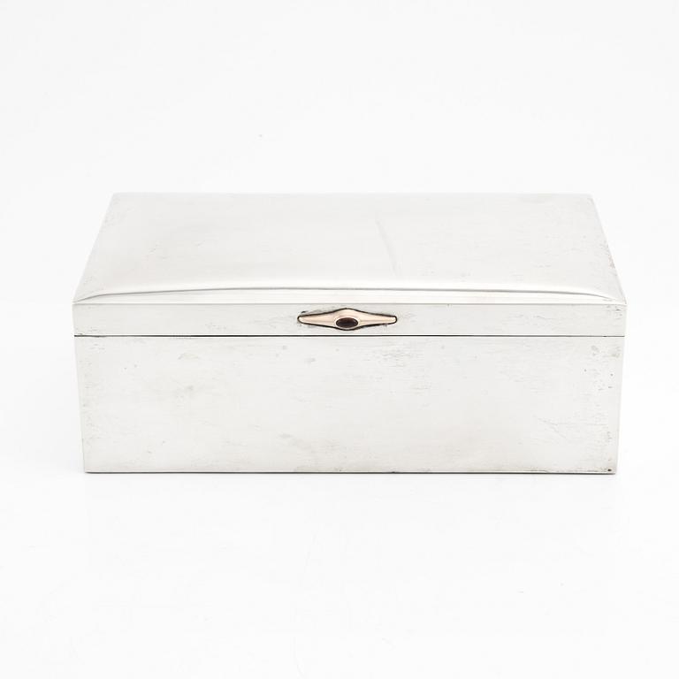 A silver cigarette box by K Anderson, Stockholm, 1907.