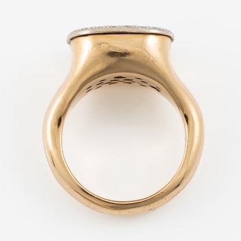 Charlotte Lynggaard, Ole Lynggaard, ring, "Cushion" 18K guld med rosatonad sten och briljantslipade diamanter.