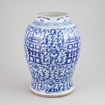 A chinese blue and white urn, Qing Dynasty, 19th century.