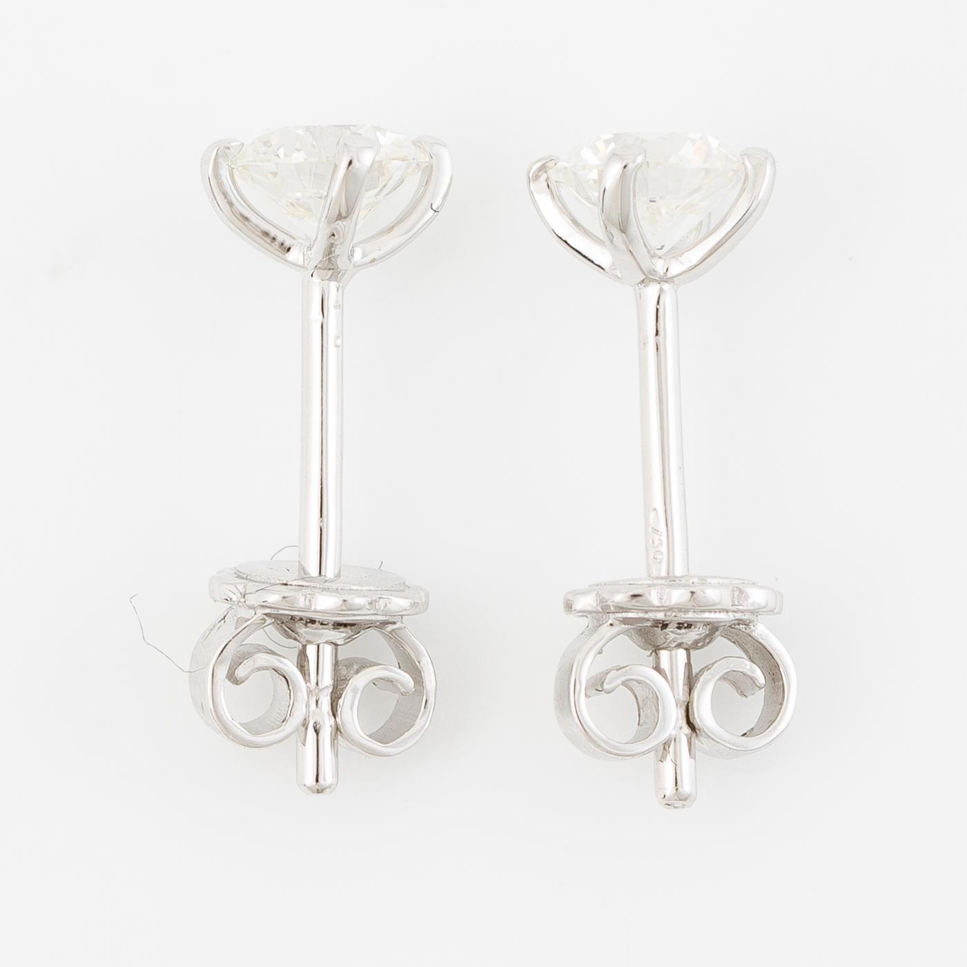 Earrings 18K white gold with brilliant-cut diamonds, accompanying GIA dossier.