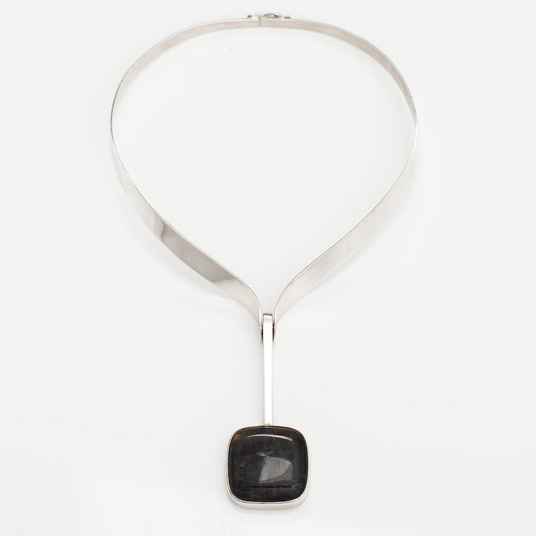 Olavi Wehmersuo, A sterling silver neckalce with a spectrolite. Kaunis Koru, Helsinki 1974.
