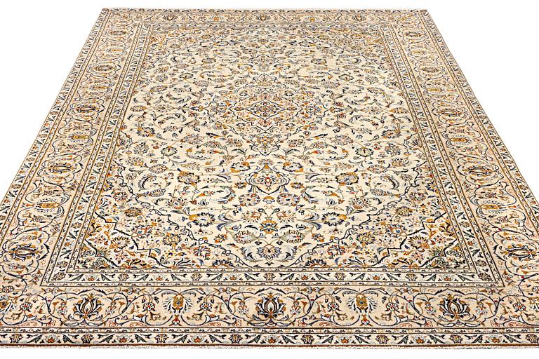 A Kashan carpet, c. 388 x 285 cm.