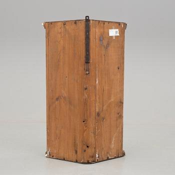 HÖRNSKÅP, Barock, allmoge, 1700-talets första hälft.