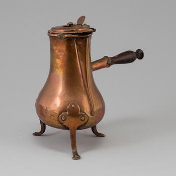 AN 18TH CENTURY COPPER CHOCOLATE POT.