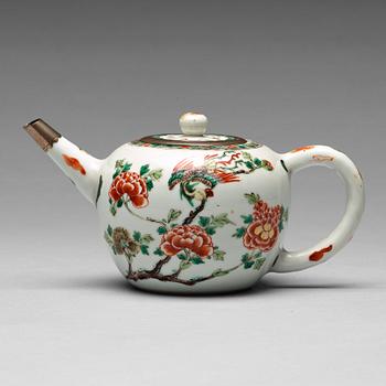 142. A famille verte teapot with cover, Qing dynasty, Kangxi (1662-1722).