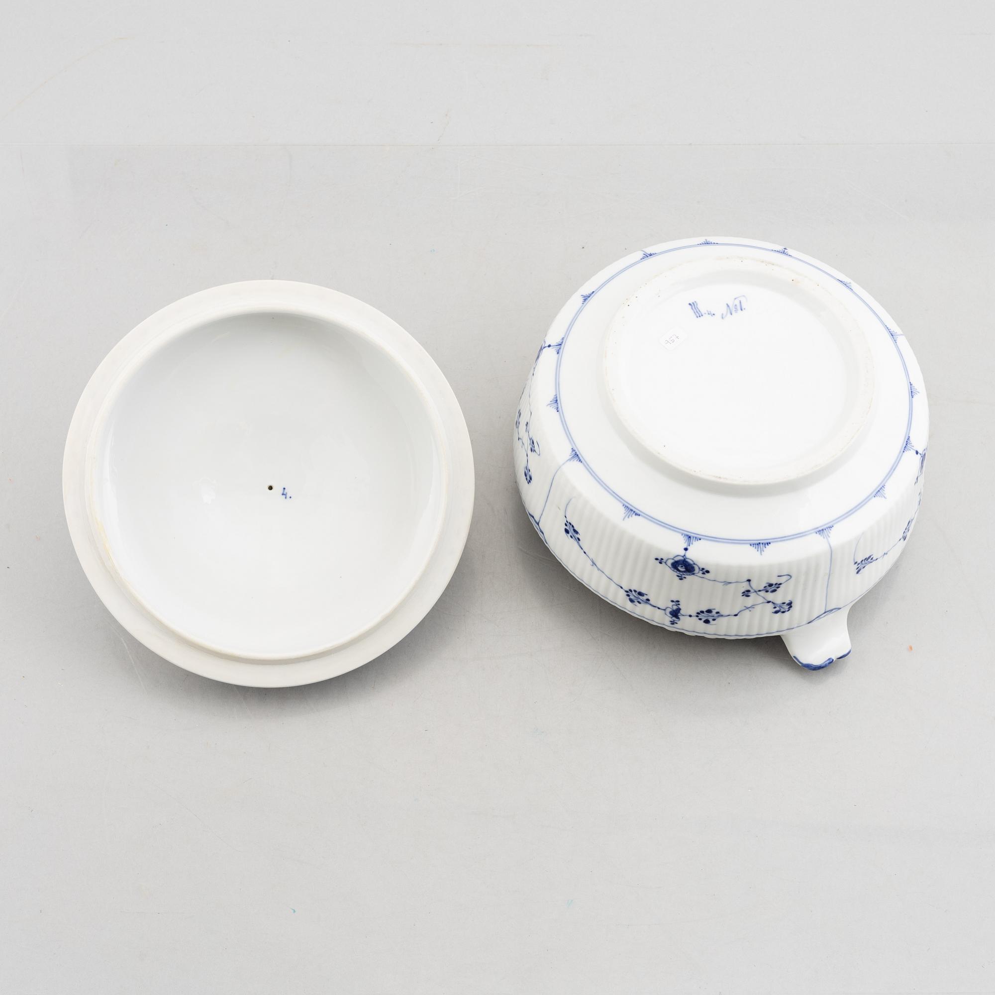 A 'Blue Fluted' / 'Musselmalet rifflet' porcelain tureen with cover, Royal Copenhagen, early model, 19th century.