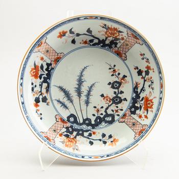 An imari dish and an imari bowl, Qing dynasty, early 18th Century.