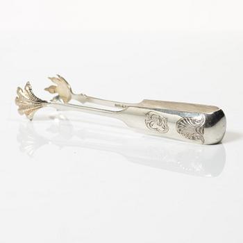 A sugar bowl with sugar tongs, silver, marks of Finlands Guldsmeds ab, Turku 1913 and Kuopios Guldsmed Ab, Oulu 1929.