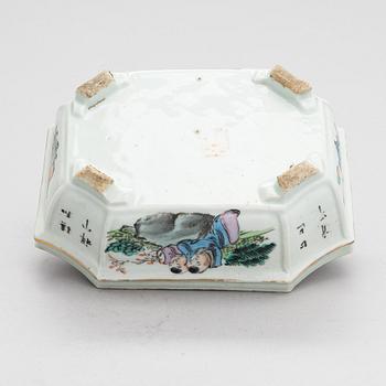 A Chinese jardinière, 20th century.