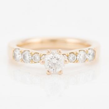 Ring, 18K gold with brilliant-cut diamonds.